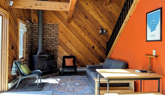 Clean & Cozy Private Hot Tub Sleeps 9 <10min Walk to Ski Brule