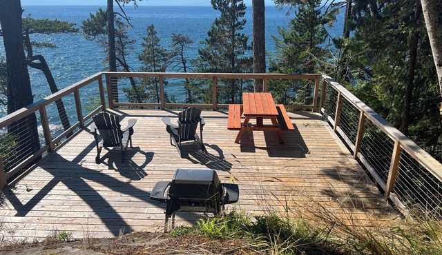 Cliffside Hideaway: Luxurious, Peaceful, with Gorgeous views Over the Ocean
