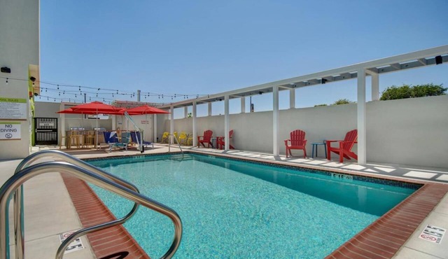 Close Proximity to Disneyland! 2 Units with FREE Breakfast and Onsite Parking!