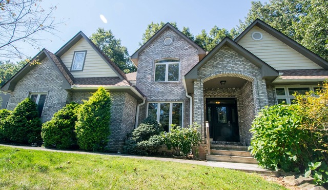 Close to Asheville-Family Home, Dog Frndly, Hot Tub, Deck, 5BR/3.5 Bath, Game Rm