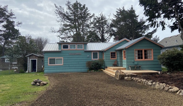 Close to beach 3-bedroom house in Cloverdale perfect for your getaway
