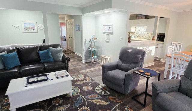 Coastal Beachwalk villa/beach locker/pool/8 min walk to beach in Shipyard