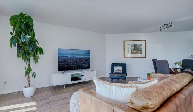 Coastal Charm - min 3-Day Stay Breathtaking Views with Work Desk by Victoria Prime!