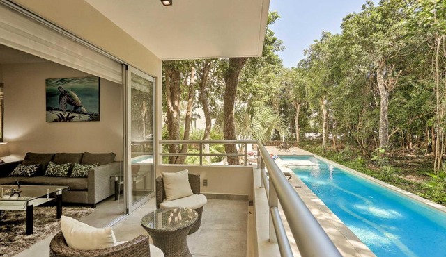 Coastal Resort Condo with Balcony - Walk to Beach!