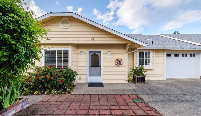 COMFY-COZY, Quiet, EV car CHARGER, GARAGE, Recliner