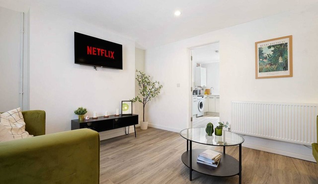 Contractor friendly2BR Great Wi-Fi by Stay With Us