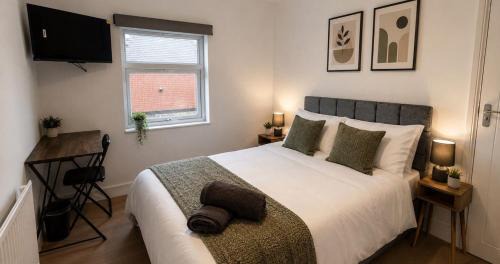 Contractor Workforce Accommodation - 5 Bedrooms Perfect For Work Crews & Groups, WiFi Smart TV's In All Rooms - Parking Sleeps 5-8 Guests in Kettering