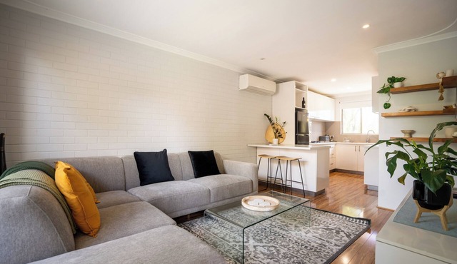 Convenient 2-bedroom apartment near beautiful lake