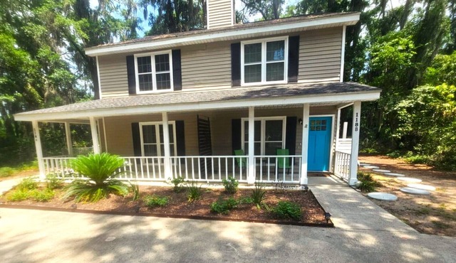Cool Coastal Cottage - 2 miles from Parris Island - 1 mile From Sands Beach!