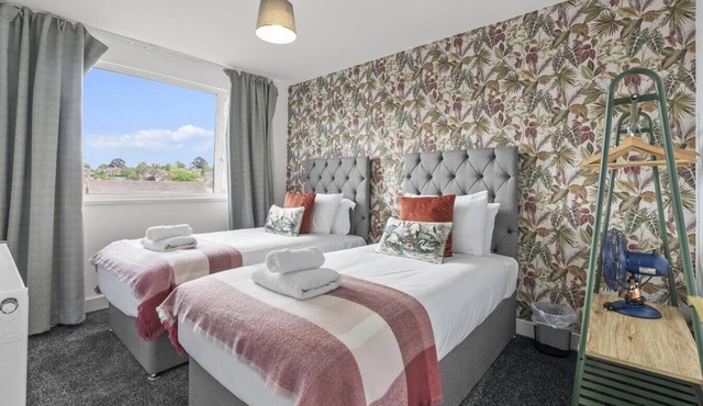 Cosy 3BR Flat With Free Parking Near Marina