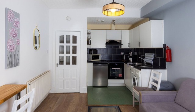 Cosy and central apartment in Edinburgh right beside the Meadows