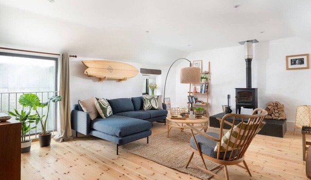 Cosy barn, walk to 3 beaches