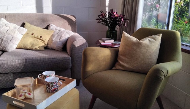Cosy garden apartment in Sandy Bay. All amenities! On site Parking. Free WIFI.