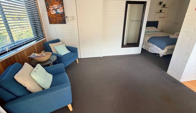 Cosy Studio in South Hobart, close to major attractions, with bush surroundings.