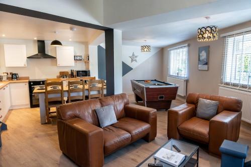 Cotswolds-Stroud-Large 9 Bed Home-Sleeps 20-Work or Leisure