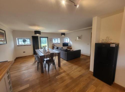 Cottage Sleeps 5 with Hot Tub and Parking