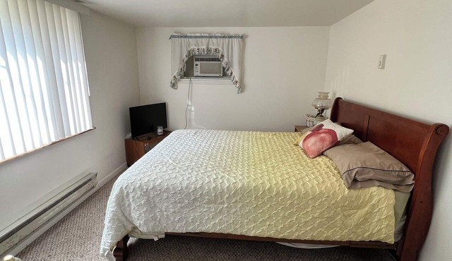 Cozy 1-bedroom hotel in amazing Hubbard Lake with WiFi, AC