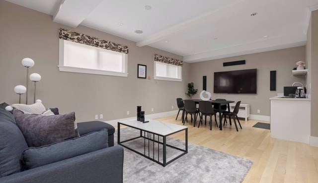 Cozy 3 BDRM Spacious Suite near Lonsdale Quay