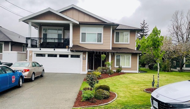 Cozy Bachelor Suite with Full Kitchen + Free Parking