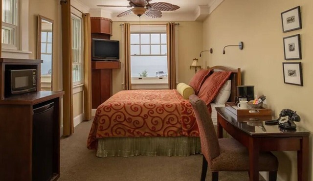 Cozy Boutique Room w/Heated Bathroom Floor in Historic Downtown