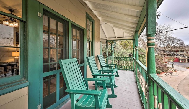 Cozy Eureka Springs Cottage, Walk to Dtwn!