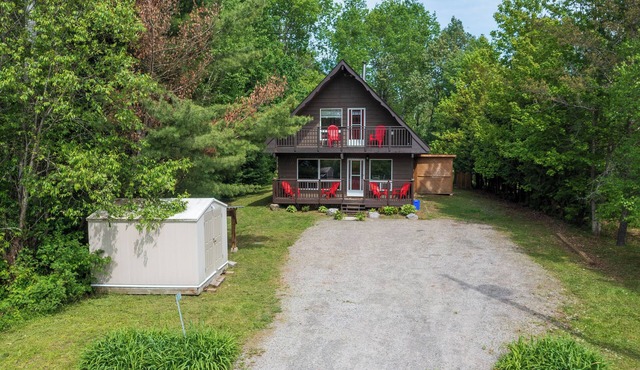 Cozy Family-Sized Cottage in Kearney - Hot Tub & Sauna 3 Min walk to Perry Lake