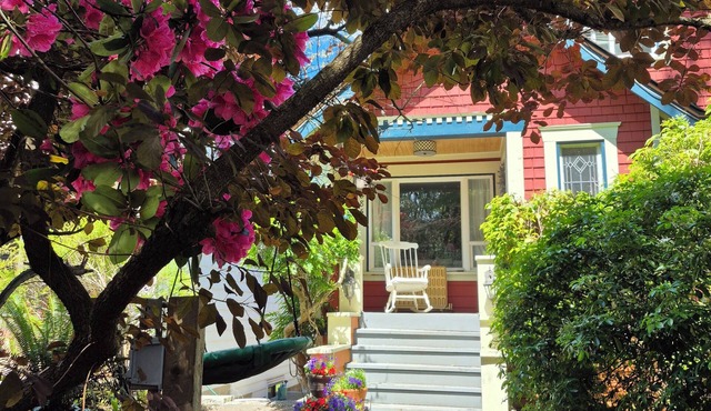 COZY GARDEN SUITE ON TRINITY STREET