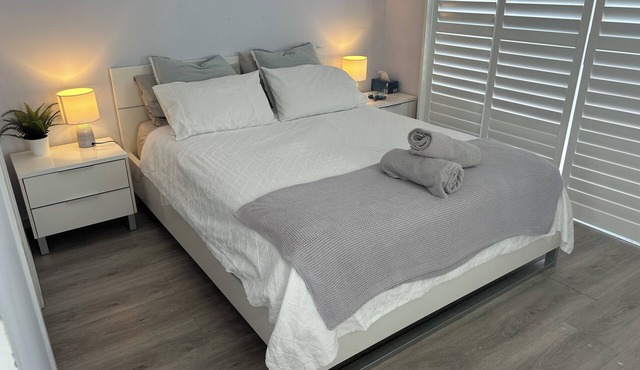 Cozy guest suite only a few minutes walk to the beach & shops in quiet location.