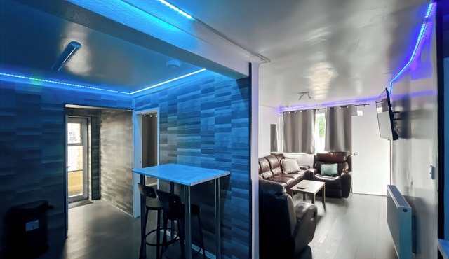 Cozy Hideaway With Hot Tub & Sauna Sleeps 7