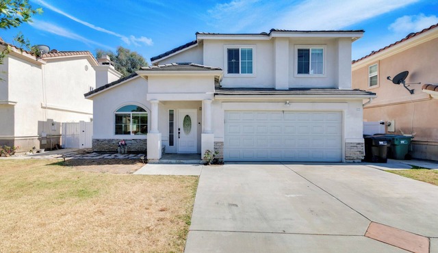 Cozy House in gate community in center of Chino