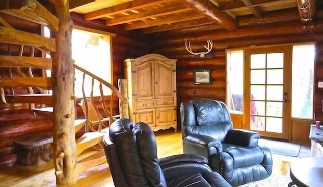 Cozy Rustic Log Home Living With Wood Fireplace And Hot Tub