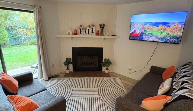 Cozy Simplicity 2-bedroom townhome in charming Eugene with pool area. in Eugene