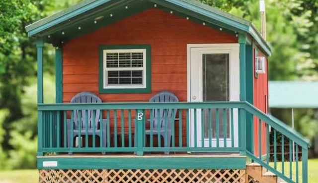 Creekside Cabin steps away from Blount's Creek!