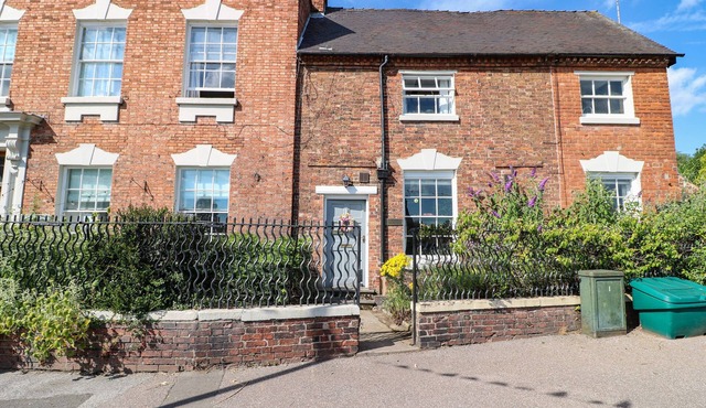 CROFTS ANNEXE, pet friendly, with a garden in Abbots Bromley