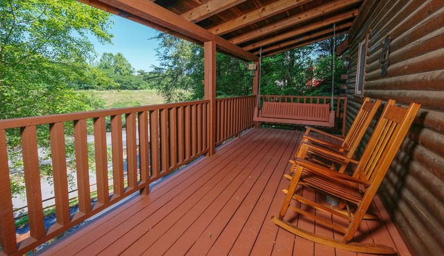 Cutest, comfiest log cabin with great screened in porch!