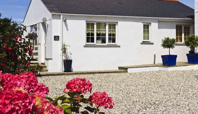 Delightful, fresh, well equipped 2 bedroom bungalow .