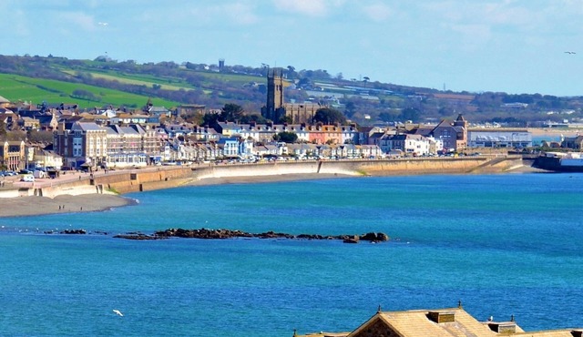 Delightful quiet space, very close to the town & promenade.