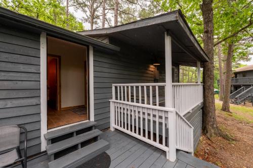Dog‑Friendly Cabin w/Trail-Hot Tub-Full Kitchen