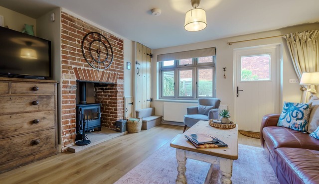 Dog Friendly Coastal Cottage, Walk to Beach