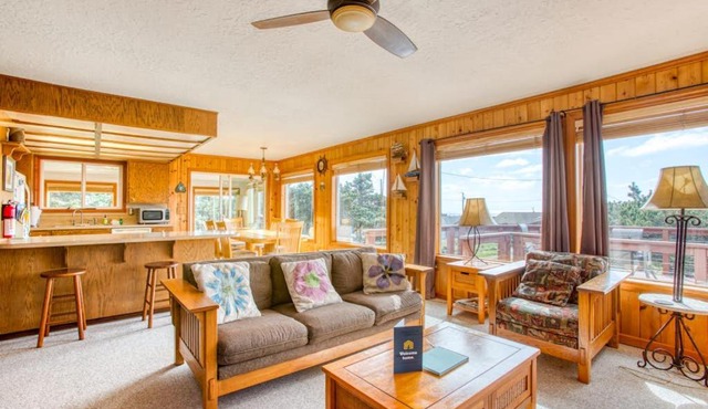 Dog-Friendly Home with Ocean Views Easy Beach and Bay Access and Free WiFi