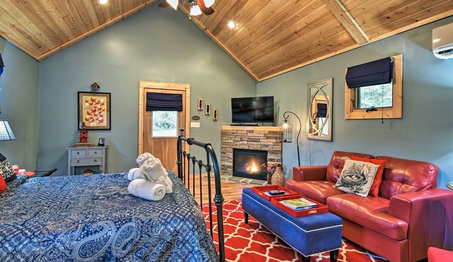 Dog-Friendly Weaverville Cabin King Bed,Hot Tub&FP