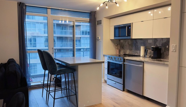 Downtown 2 bedroom Gem with Free Parking