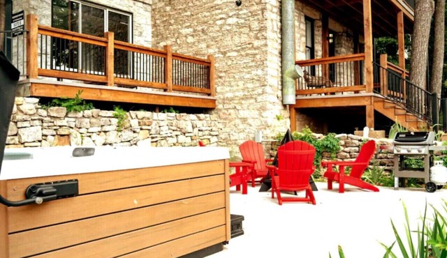Downtown+HotTub+Wifi+FreeParking @151 Spring Ste F