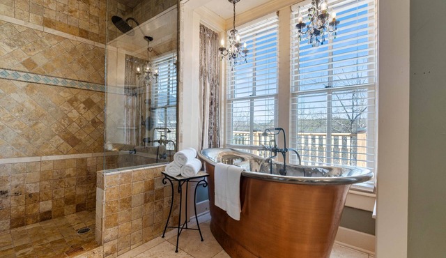 Downtown House w/Parking! On Spring St, Hot Tub!