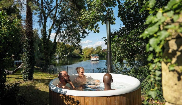 Dual-Property Retreat in Windsor - By Tempstay