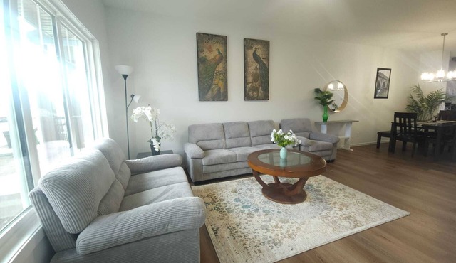 Edmonton Modern Comfort: 3 Bed room Home/2.5 Bath in Edmonton