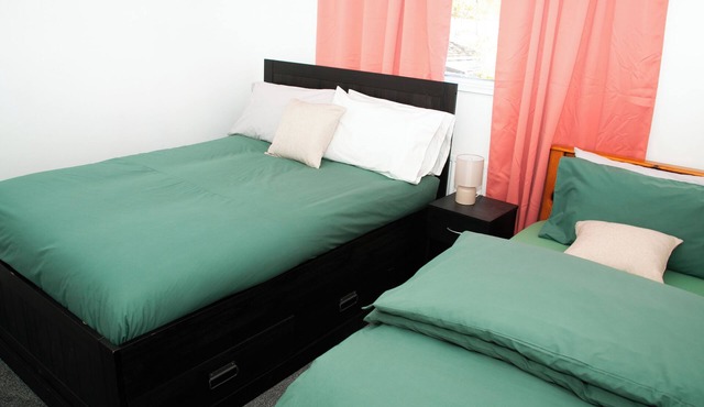 EEE HOMES WOLVERHAMPTON: A pleasant 3-bedroom house with WiFi. in Wolverhampton