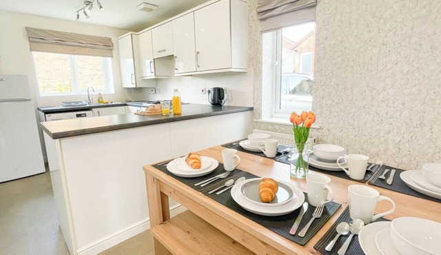 Emerald House -3 bed - Free Parking