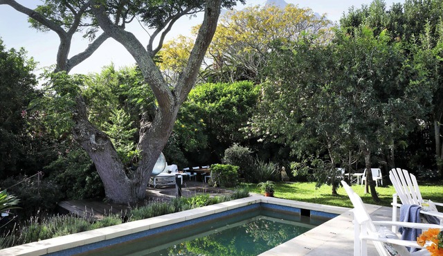Enchanting 4 bed/4bath just one block from the beach, in private secluded garden