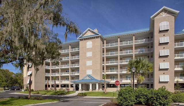 Enjoy complimentary 18 hole round golf everyday, Outdoor pool, and lazy river.